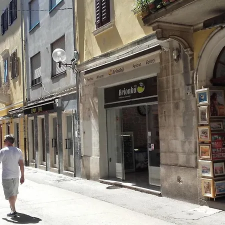 Center Old Town And 3* Πούλα