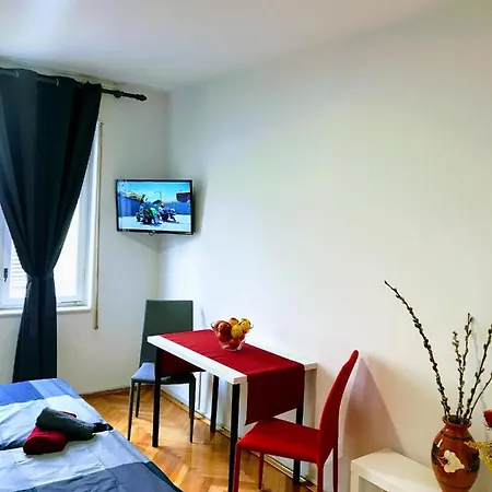 Ξενοδοχείο με διαμερίσματα Center Old Town And 3*
