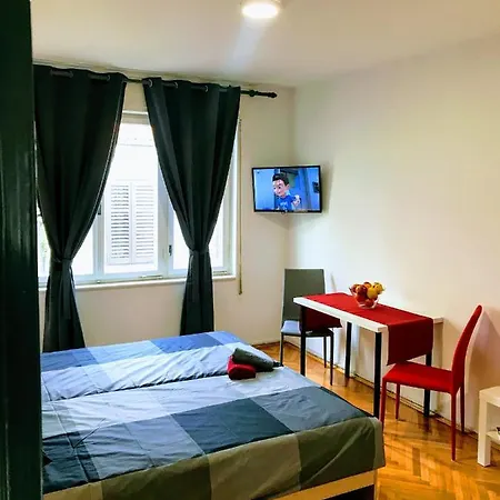 Ξενοδοχείο με διαμερίσματα Center Old Town And 3*