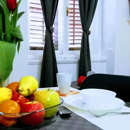 Center Old Town And 3* Πούλα